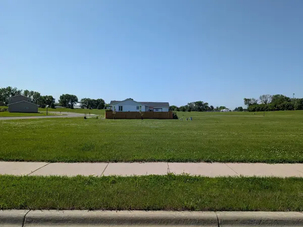 414 Berlin CIR, Marshall, MN 56258