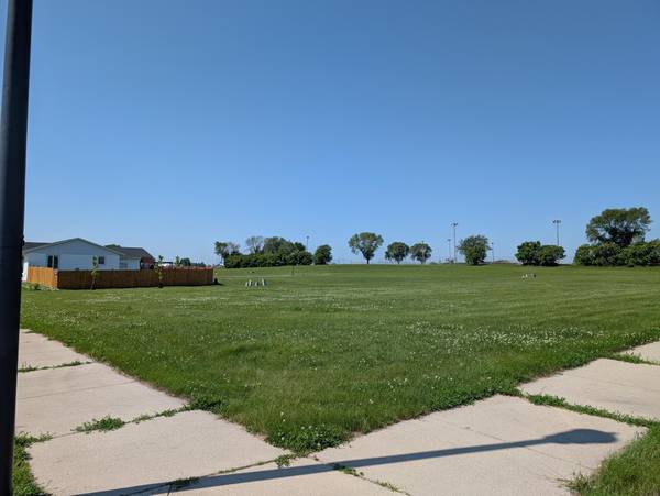 414 Berlin CIR, Marshall, MN 56258