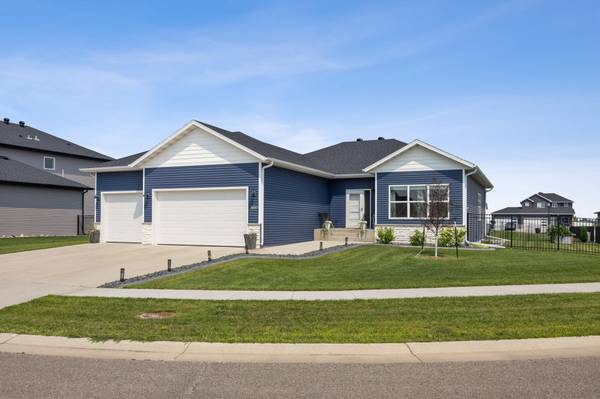 3037 Prairie Farms CIR S, Fargo, ND 58104