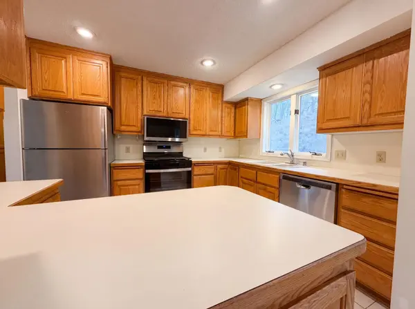 6475 Grandview DR, Eden Prairie, MN 55346