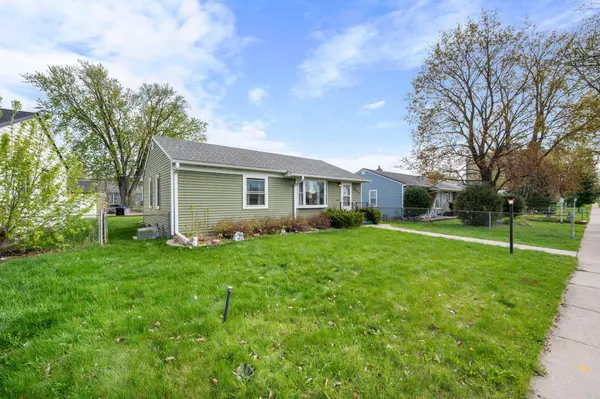 1675 Iowa AVE E, Saint Paul, MN 55106