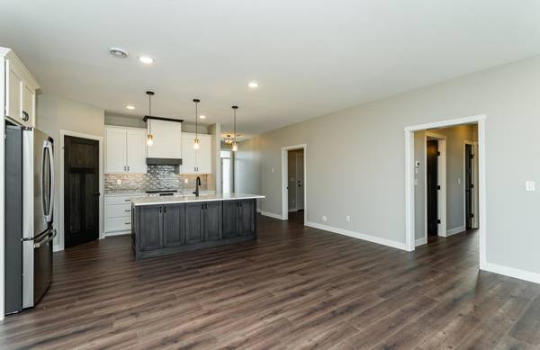 158 Sandstone DR NW, Eyota, MN 55934