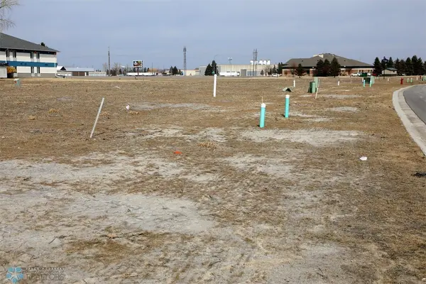 1855 MAGNOLIA CT, Wahpeton, ND 58075