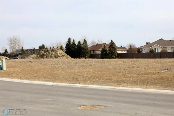 1736 MAGNOLIA CT, Wahpeton, ND 58075