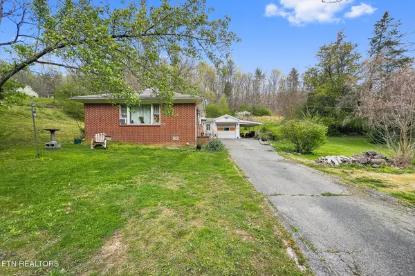 1447 Webster Rd, Harriman, TN 37748