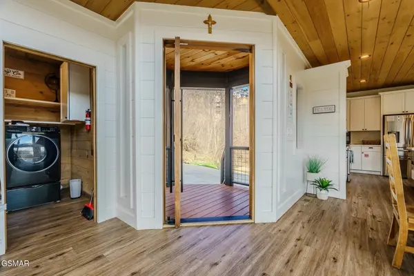 868 Cliff Branch Road, Gatlinburg, TN 37738