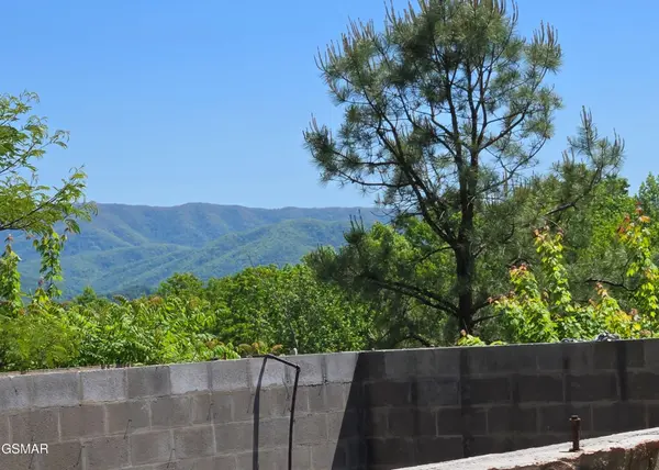 2759 Hatcher Mountain Road, Sevierville, TN 37862