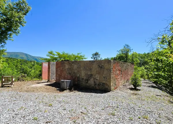 2759 Hatcher Mountain Road, Sevierville, TN 37862