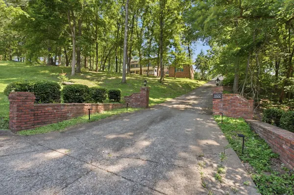 1122 Longview Dr, Hendersonville, TN 37075