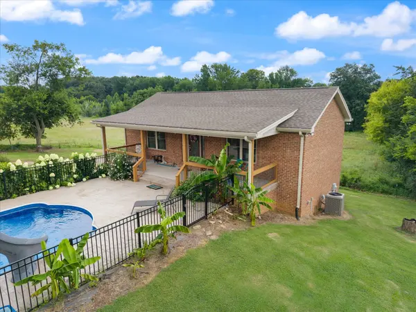 2155 Lake Rd, Greenbrier, TN 37073