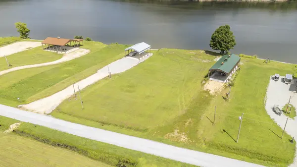 648 River Front Dr, Clifton, TN 38425
