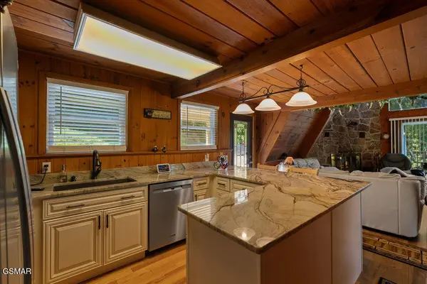 1105 Lower Alpine Way, Gatlinburg, TN 37738