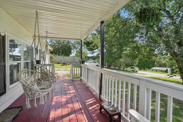 1008 Hopewood Ln, Chapmansboro, TN 37035