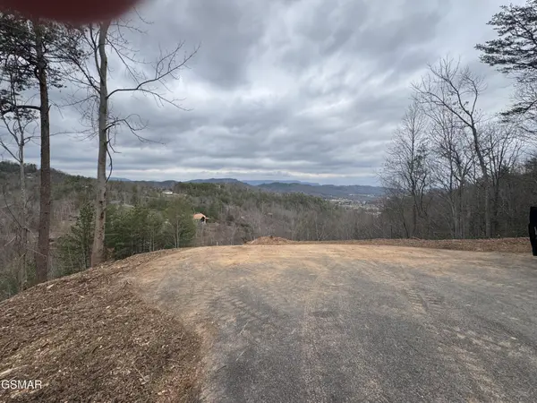 18 Hikers Path Lane, Sevierville, TN 37876