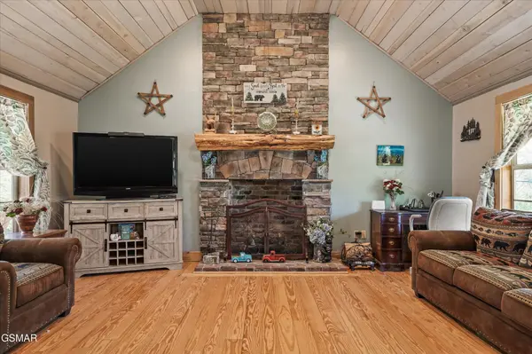 2501 Valley View Road, Dandridge, TN 37725
