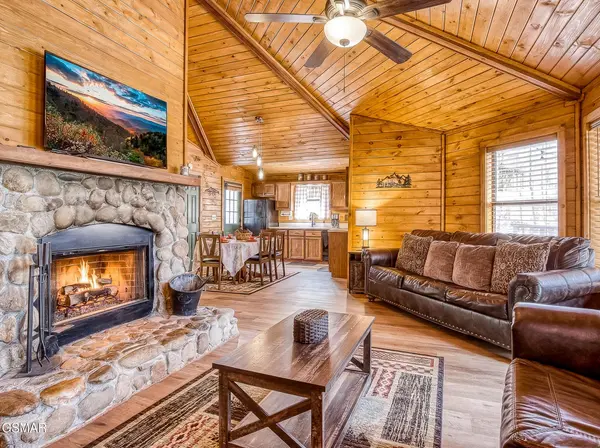 1071 E Foothills Drive, Gatlinburg, TN 37738