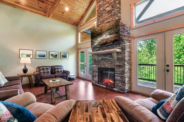 1017 Wiley Oakley Drive, Gatlinburg, TN 37738