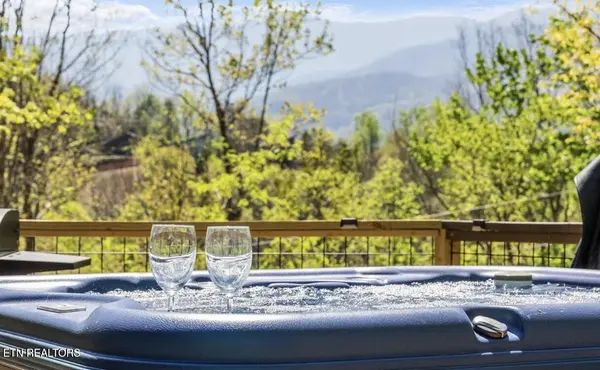 725 Sunshine Tr, Gatlinburg, TN 37738