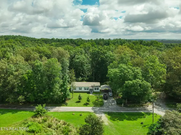 381 Dixon Rd, Crossville, TN 38571