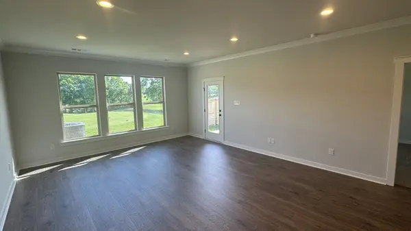 526 W Foxrun, Springfield, TN 37172