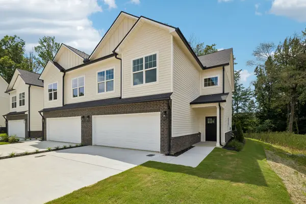 1052 Stagecoach Dr, White House, TN 37188