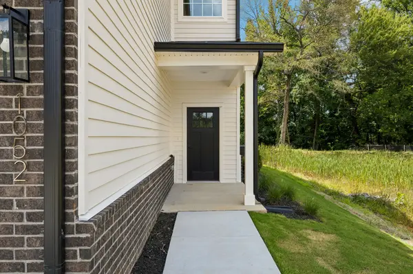 1052 Stagecoach Dr, White House, TN 37188