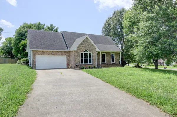 180 Kings Deer Dr, Clarksville, TN 37042