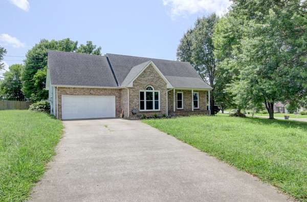 180 Kings Deer Dr, Clarksville, TN 37042