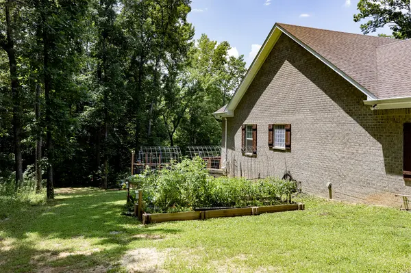 305 Doe Crossing Dr, Smiths Grove, KY 42171