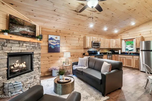 1637 Misty Hollow Way, Gatlinburg, TN 37738