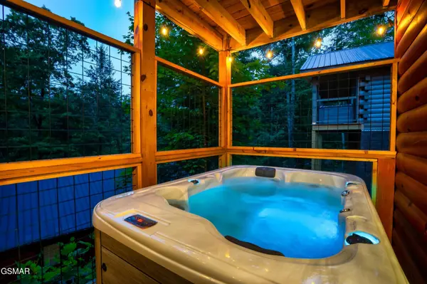 1633 Misty Hollow Way, Gatlinburg, TN 37738
