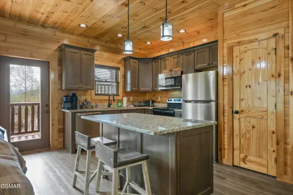 655 Gatlinburg Falls Way, Gatlinburg, TN 37738