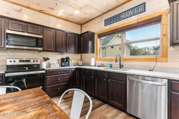 911 Osprey Way, Pigeon Forge, TN 37863