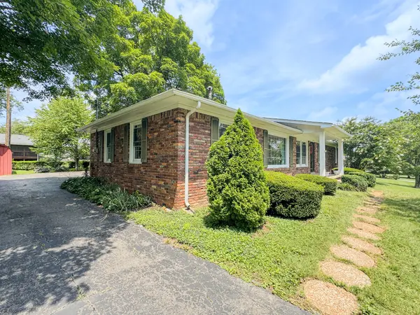 830 Royal Elm Cir, Hartsville, TN 37074