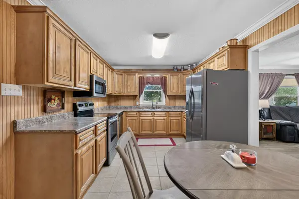 83 W Point Dr, Fayetteville, TN 37334