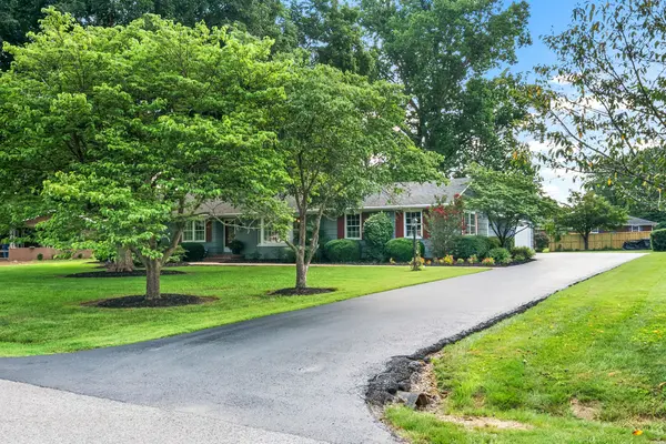 320 Skyline Park Dr, Hopkinsville, KY 42240