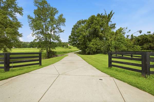 7595 Nolensville Rd, Nolensville, TN 37135