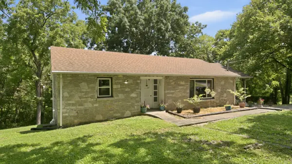 215 Wallace Dr, Fayetteville, TN 37334