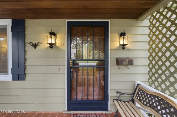 121 Salem Rd, Oak Ridge, TN 37830