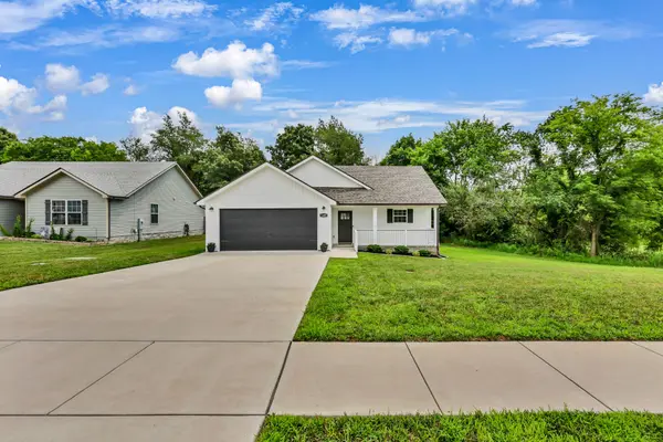 1405 Fredrick Dr, Clarksville, TN 37042