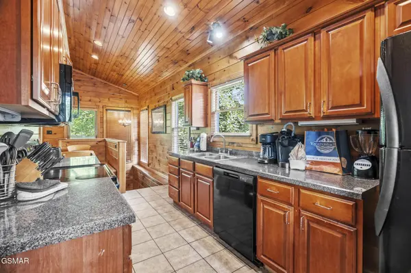 832 Great Smoky Way, Gatlinburg, TN 37738