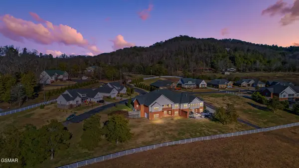 1811 Jordans Creek Way, Sevierville, TN 37876