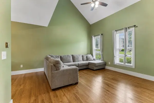 22 Twin Oaks Dr, Nashville, TN 37211