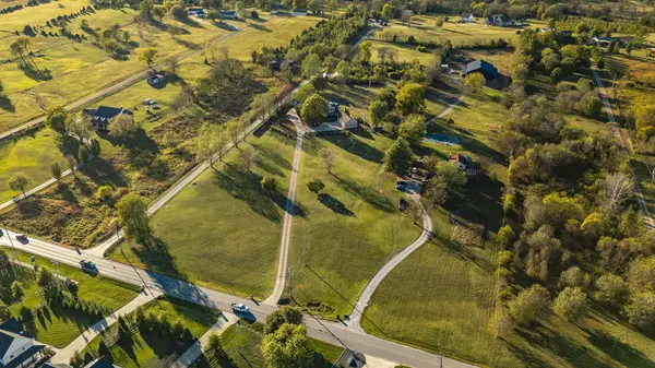 1745 Saundersville Rd, Hendersonville, TN 37075