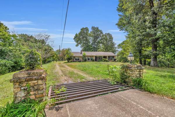 8455 Lewis Rd, Nashville, TN 37221