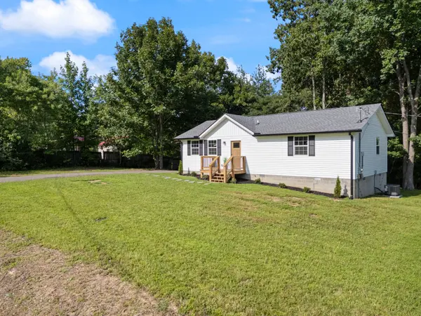1101 Chestnut Dr, Burns, TN 37029
