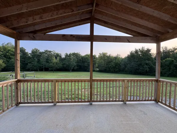 1110 Twin Creek Rd, Charlotte, TN 37036