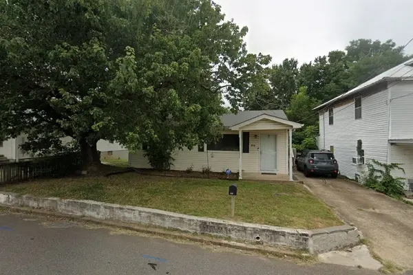 418 W Blythe St #W, Paris, TN 38242