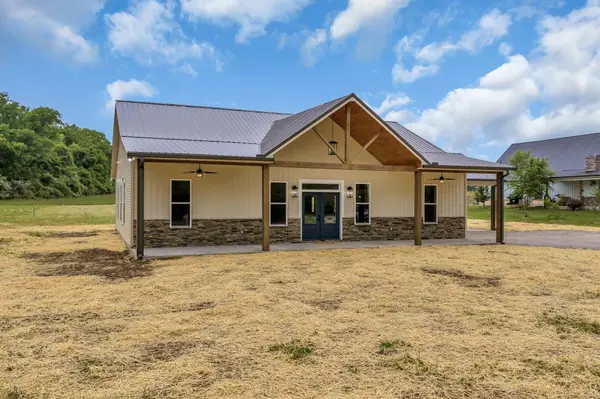 682 E Piney Rd #E, Dickson, TN 37055