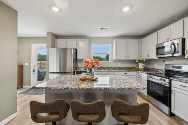 633 Cedar Brook Dr, White House, TN 37188